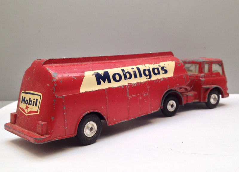 Illustration for article titled Corgi Mobilgas Bedford.